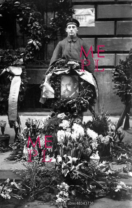 : Funeral wreath with the picture of Kurt Eisner, 1919 : Funeral wreath with the picture of Kurt Eisner, 1919