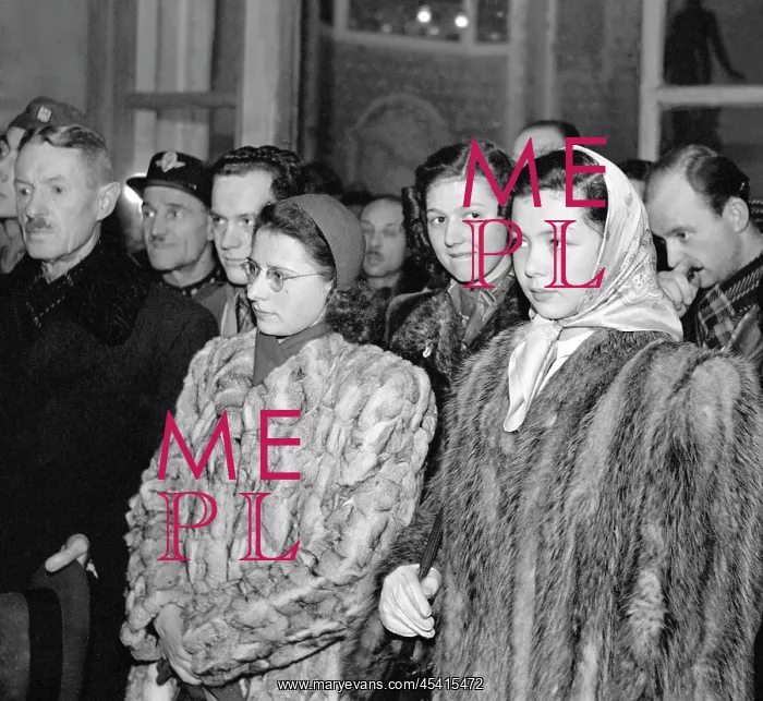 : Fur coats. Czechoslovakia - Prague 1948. Figure skaters Aja Vrznaova, Jirina Nekolova : Fur coats. Czechoslovakia - Prague 1948. Figure skaters Aja Vrznaova, Jirina Nekolova