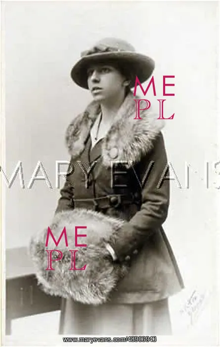 : FUR COLLAR & MUFF C.1917 : FUR COLLAR & MUFF C.1917