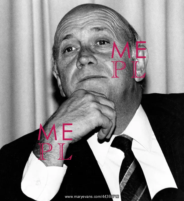 : F.W. De Klerk at press conference : F.W. De Klerk at press conference