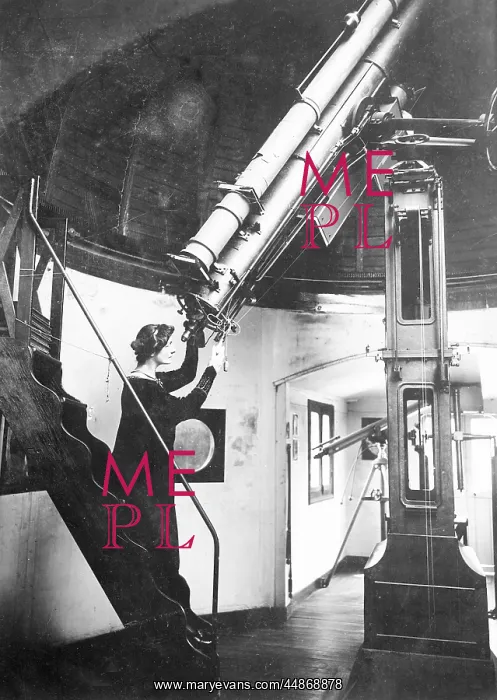 : Gabrielle Renaudot Flammarion using refractor telescope : Gabrielle Renaudot Flammarion using refractor telescope