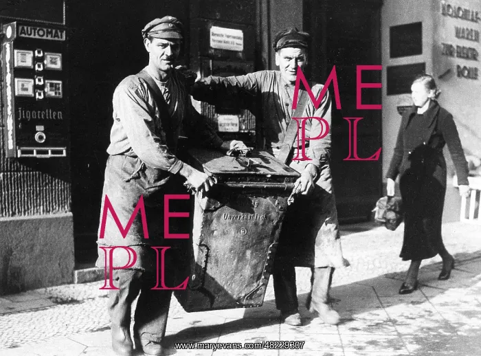 : Garbage collectors in Berlin, 1936 : Garbage collectors in Berlin, 1936