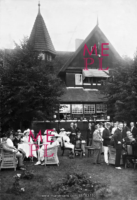 : Garden party in Berlin, 1919 : Garden party in Berlin, 1919