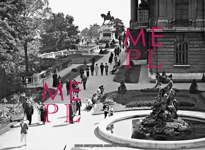 : The garden of the Royal Castle in Budapest, 1937 : The garden of the Royal Castle in Budapest, 1937