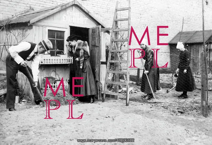 : Garden work in Berlin, 1917 : Garden work in Berlin, 1917