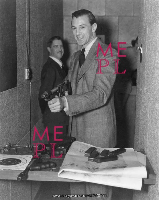 : Gary Cooper with submachine in FBI Gun Range : Gary Cooper with submachine in FBI Gun Range