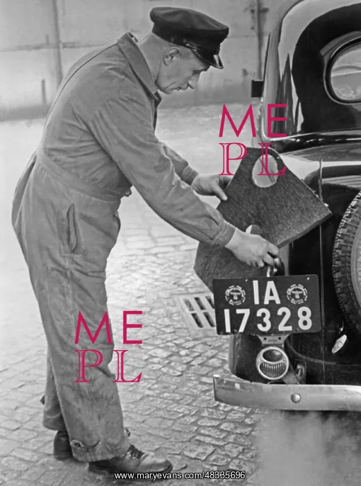 : Gas station attendant, 1937 : Gas station attendant, 1937