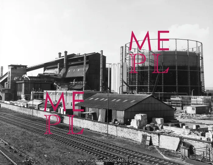 : GAS WORKS. A gasometer and gas works beside a railway line, Britain : GAS WORKS. A gasometer and gas works beside a railway line, Britain