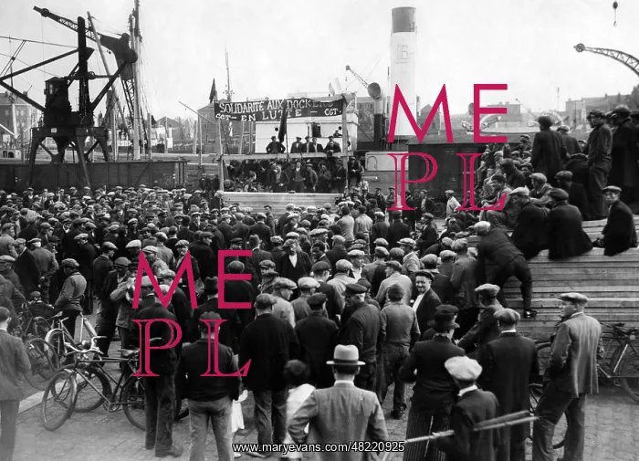 : Gathering of striking workers in Rouen, 1936 : Gathering of striking workers in Rouen, 1936