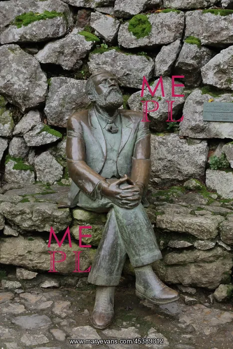 : Gaudi statue, El Capricho de Gaudi, Comillas : Gaudi statue, El Capricho de Gaudi, Comillas