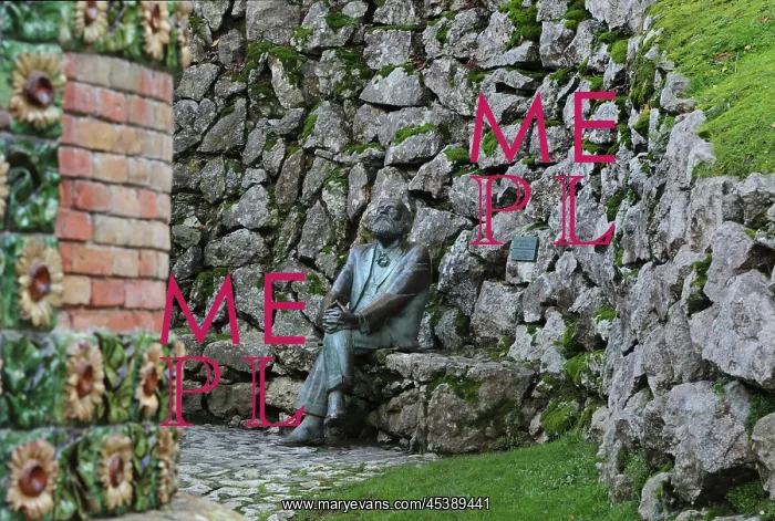 : Gaudi statue, El Capricho de Gaudi, Comillas : Gaudi statue, El Capricho de Gaudi, Comillas