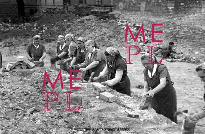 : GDR - Rubble women in Berlin : GDR - Rubble women in Berlin
