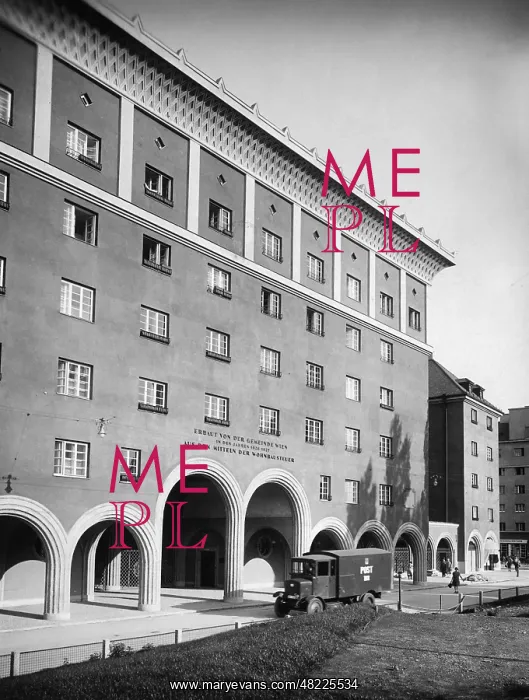 : Gemeindebau (municipal tenement complex) in Vienna, 1932 : Gemeindebau (municipal tenement complex) in Vienna, 1932