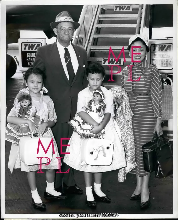 : General Chennault, wife Anna and two daughters : General Chennault, wife Anna and two daughters