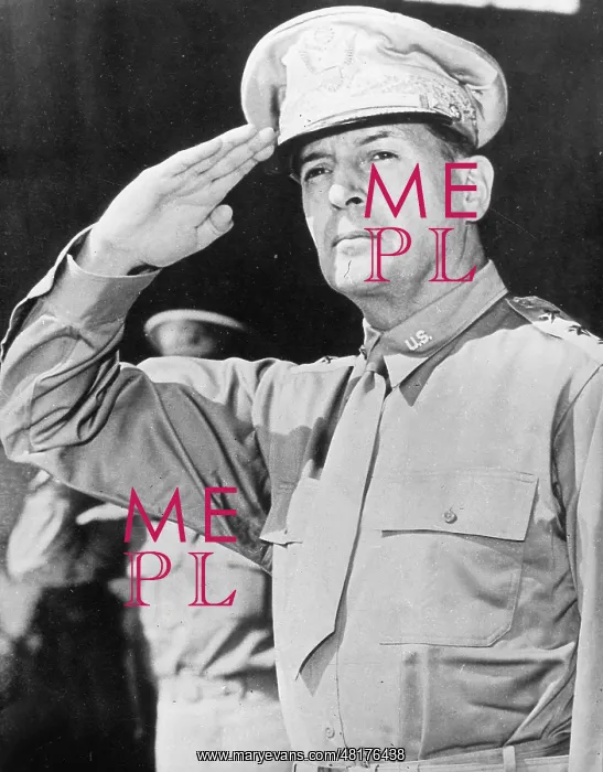 : General Douglas MacArthur, 1941 (b / w photo) : General Douglas MacArthur, 1941 (b / w photo)