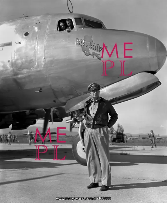 : General Douglas MacArthur on his arrival at Kimpo : General Douglas MacArthur on his arrival at Kimpo