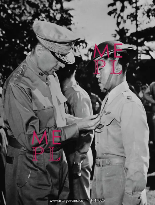 : General Douglas MacArthur pinning a Distinguished : General Douglas MacArthur pinning a Distinguished