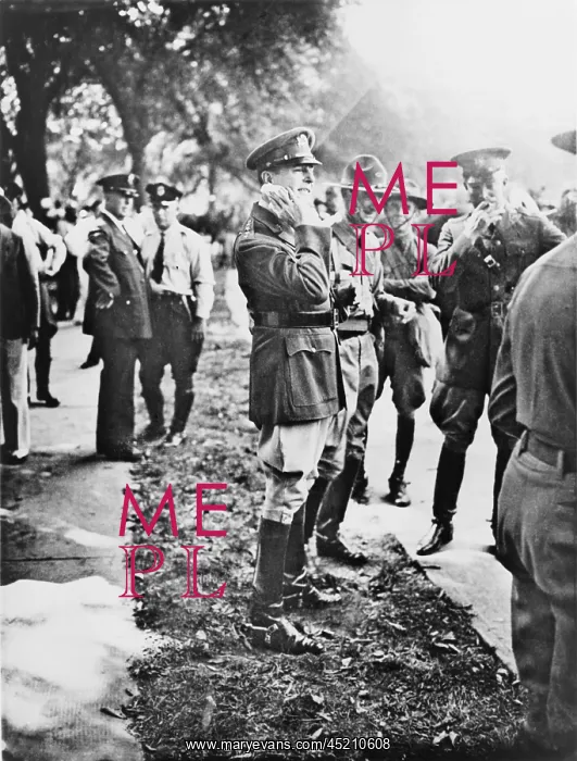 : General Douglas MacArthur with his staff ? : General Douglas MacArthur with his staff ?