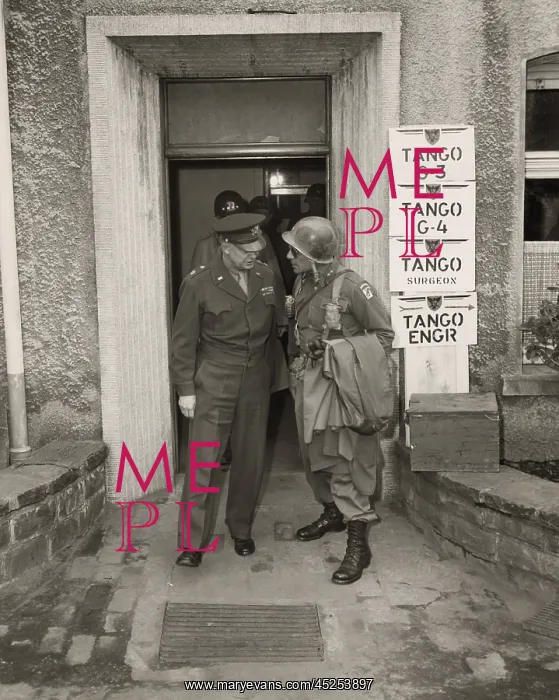 : General Dwight Eisenhower talks with Major Gen : General Dwight Eisenhower talks with Major Gen