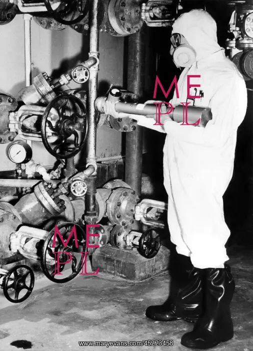 : General Electric worker with a portable ? : General Electric worker with a portable ?