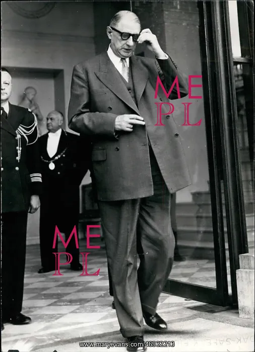 : General de Gaulle leaving Elysee Palace, Paris : General de Gaulle leaving Elysee Palace, Paris
