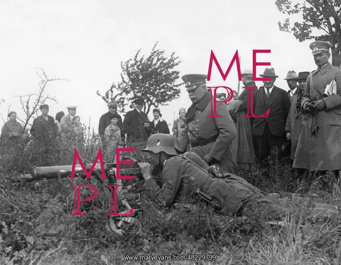 : General Heye inspects a machine gun post, 1930 : General Heye inspects a machine gun post, 1930