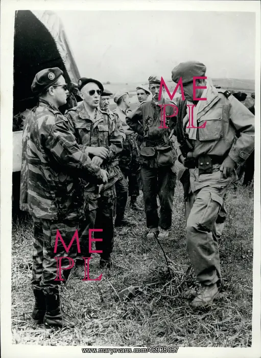 : General Jacques Massu with paratroopers in Algiers : General Jacques Massu with paratroopers in Algiers