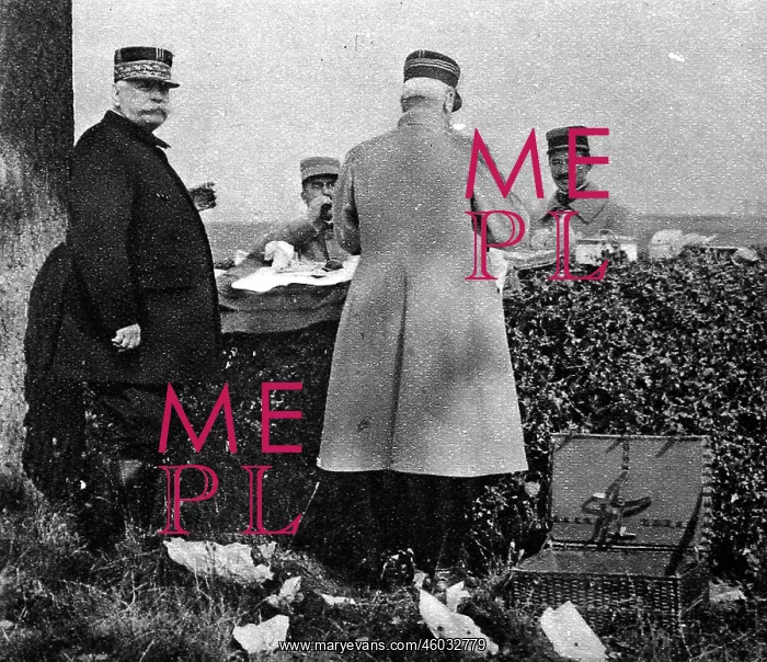 : General Joffre at dejeuner in the field : General Joffre at dejeuner in the field