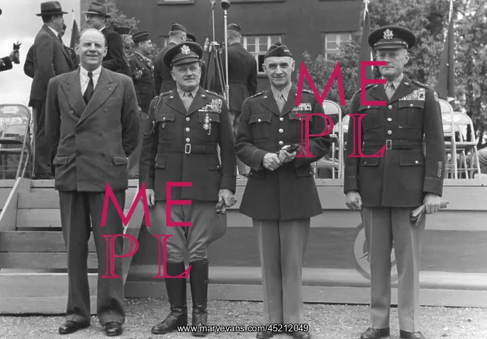 : General Lucius D. Clay with militaries : General Lucius D. Clay with militaries