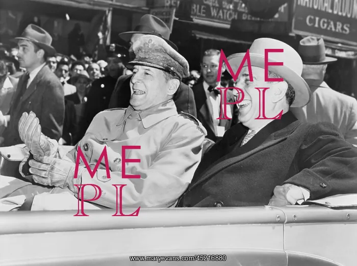 : General MacArthur is cheered by New Yorkers ? : General MacArthur is cheered by New Yorkers ?