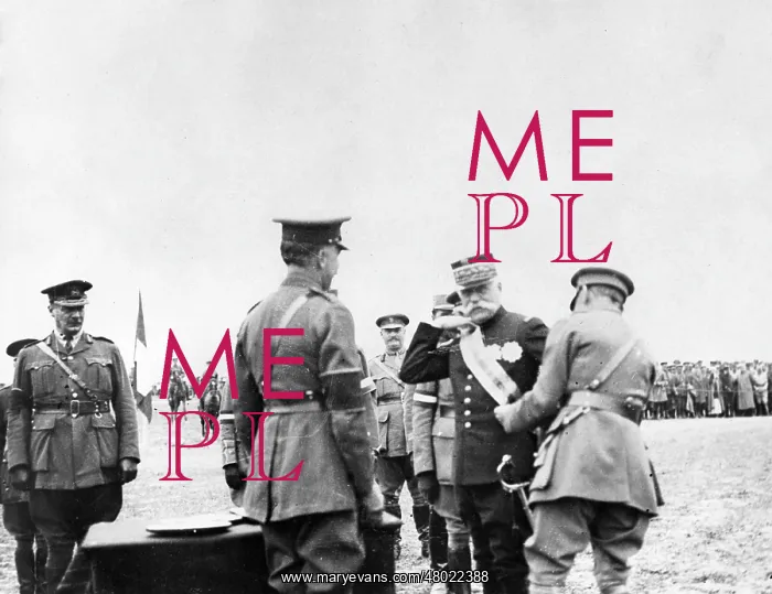: General Mahon decorates Sarrail with the KCMG : General Mahon decorates Sarrail with the KCMG