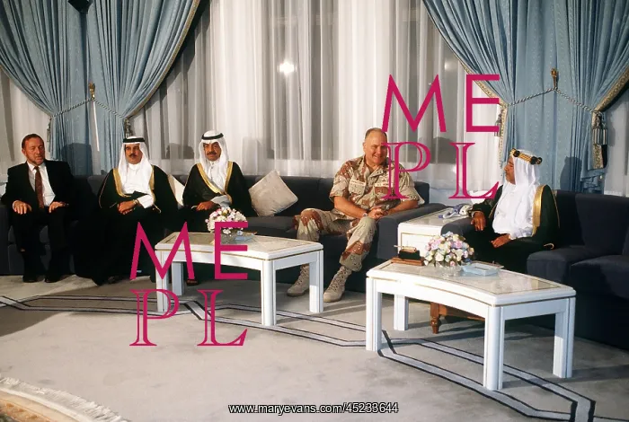 : General Norman Schwarzkopf visits with Shaikh ? : General Norman Schwarzkopf visits with Shaikh ?
