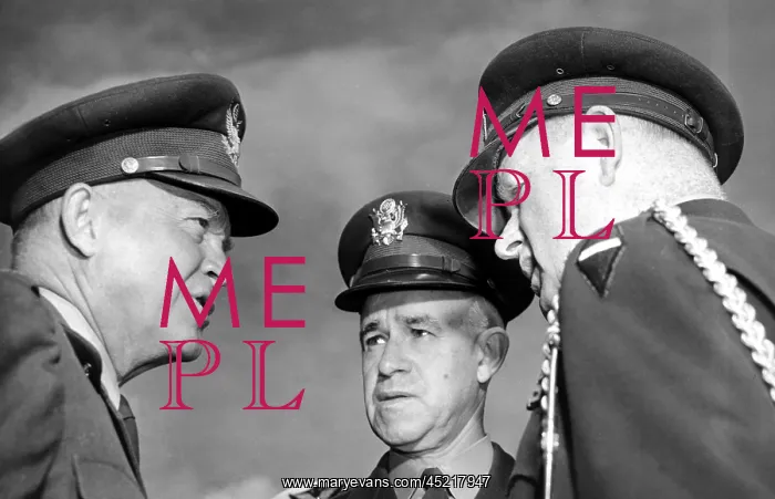 : General Omar N. Bradley (ctr) with, General ? : General Omar N. Bradley (ctr) with, General ?