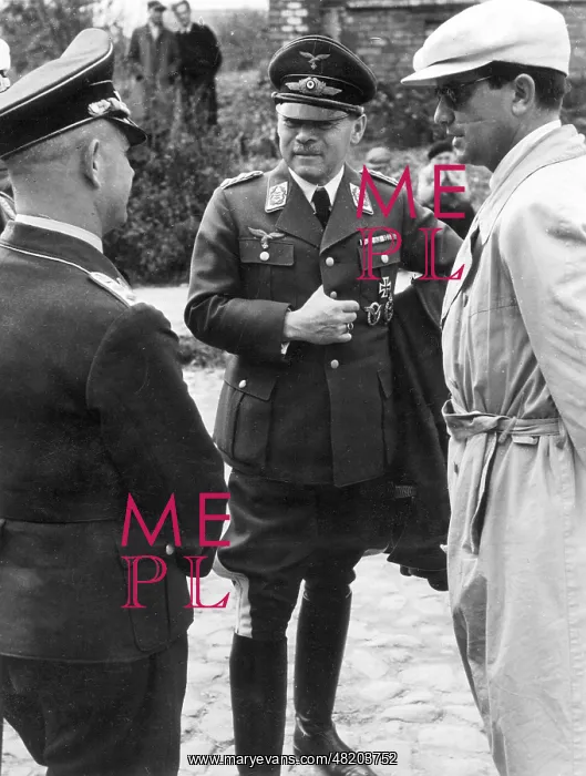 : General Schweikhart with director Hans Bertram, 1940 : General Schweikhart with director Hans Bertram, 1940