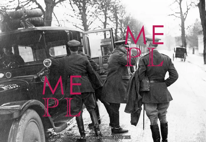 : General Sir Douglas Haig arriving at Chantilly, France : General Sir Douglas Haig arriving at Chantilly, France