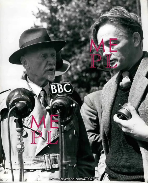 : General Smuts at Northolt with BBC staff : General Smuts at Northolt with BBC staff