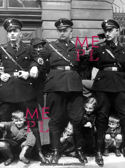 : General SS form barrier for Hitler's arrival : General SS form barrier for Hitler's arrival