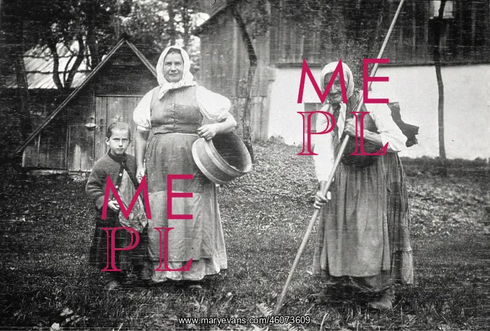 : Three generations of female farmers. About 1910 : Three generations of female farmers. About 1910