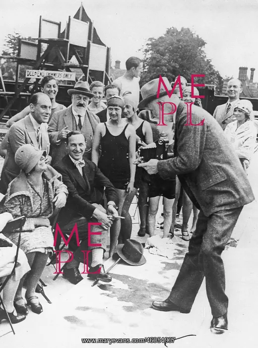 : George Bernard Shaw while photographing : George Bernard Shaw while photographing