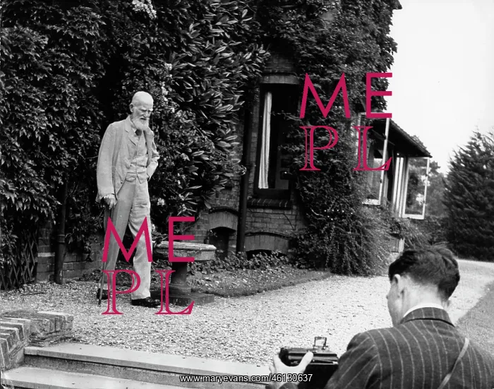 : George Bernard Shaw, playwright, at Ayot St Lawrence : George Bernard Shaw, playwright, at Ayot St Lawrence