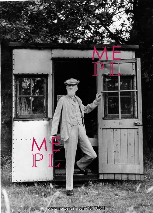 : George Bernard Shaw, playwright, at Ayot St Lawrence : George Bernard Shaw, playwright, at Ayot St Lawrence