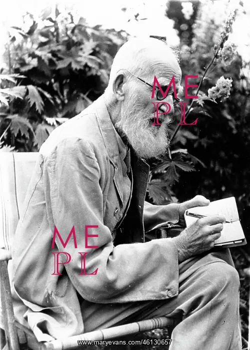: George Bernard Shaw, playwright, at Ayot St Lawrence : George Bernard Shaw, playwright, at Ayot St Lawrence