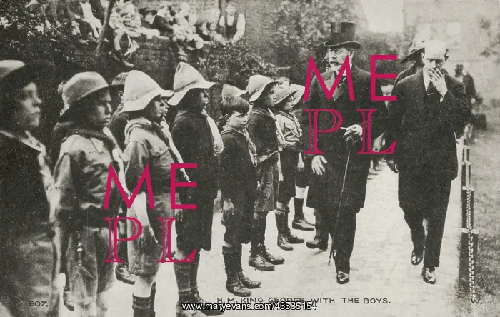: George V inspecting boy scouts : George V inspecting boy scouts