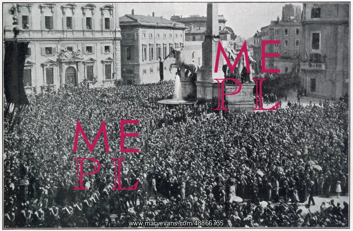 : George V in Italy - Crowd cheering the royals on the balcony : George V in Italy - Crowd cheering the royals on the balcony