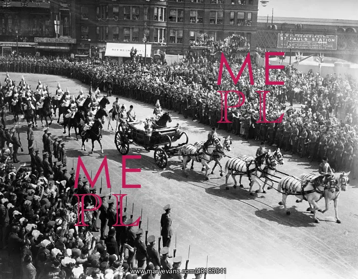 : George V and Queen Mary during celebrations marking the Silv : George V and Queen Mary during celebrations marking the Silv