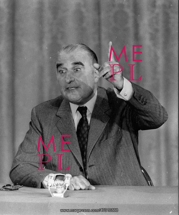 : Georges Pompidou talking during a meeting : Georges Pompidou talking during a meeting