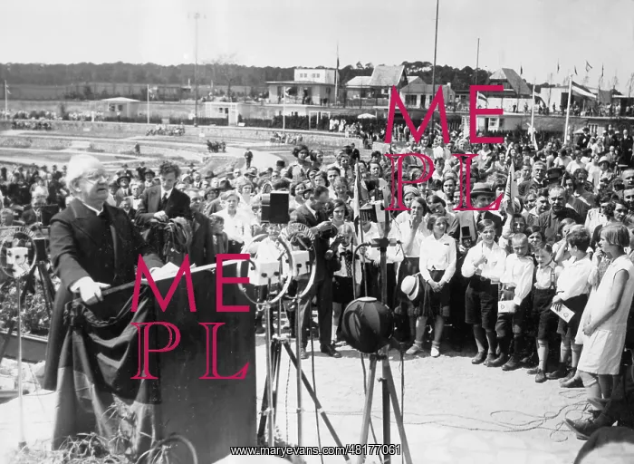 : Gerhart Hauptmann as opening speaker at the Berlin summer re : Gerhart Hauptmann as opening speaker at the Berlin summer re