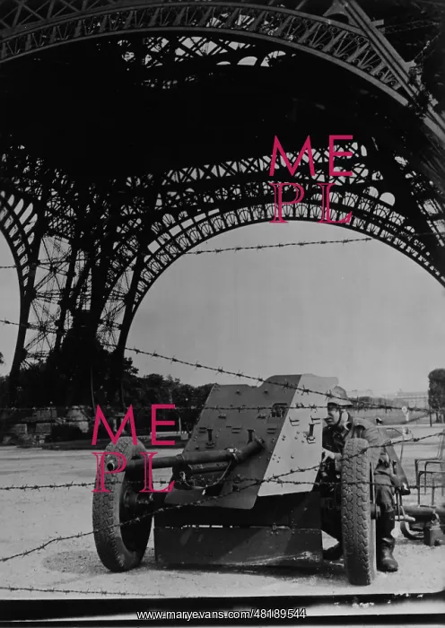 : German antitank cannon in front of the Eiffel tower, 1940 : German antitank cannon in front of the Eiffel tower, 1940