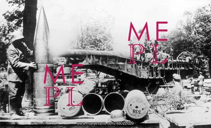 : German artillerymen checking weapons, WW1 : German artillerymen checking weapons, WW1