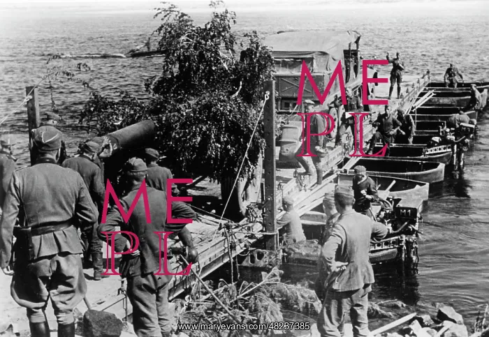: German artillerymen cross the Dnieper River, 1941 : German artillerymen cross the Dnieper River, 1941